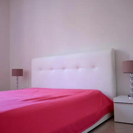 On Rue De France 4 *