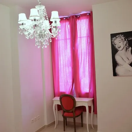 On Rue De France 4 *