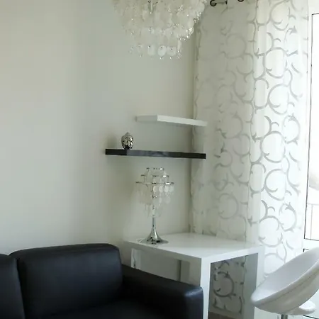 On Rue De France 4 *